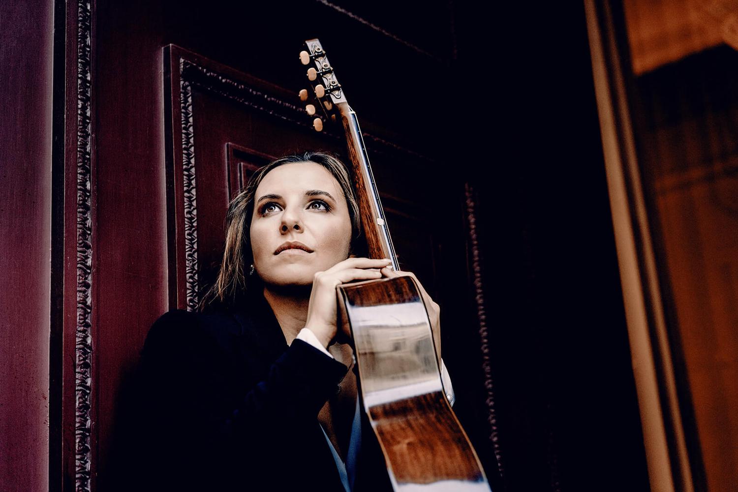 Carlotta Dalia with her guitar